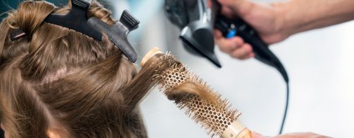 Mulher com cabelo escovado para evento